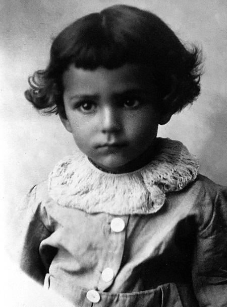 Иллюстрация к книге — Жизнь в балете. Семейные хроники Плисецких и Мессереров [i_025.jpg]