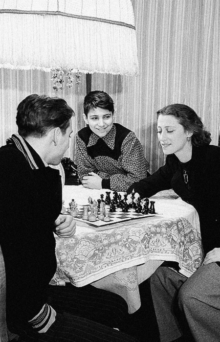 Иллюстрация к книге — Жизнь в балете. Семейные хроники Плисецких и Мессереров [i_031.jpg]