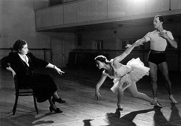 Иллюстрация к книге — Жизнь в балете. Семейные хроники Плисецких и Мессереров [i_036.jpg]