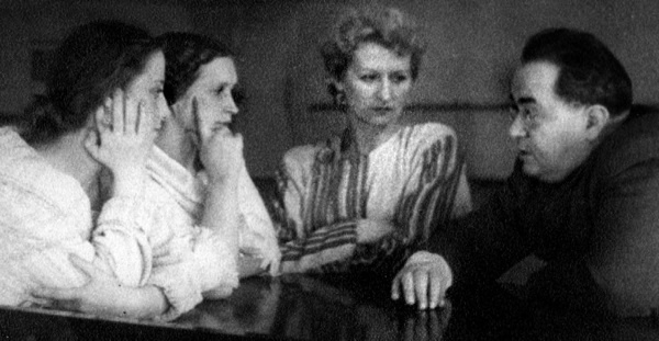 Иллюстрация к книге — Жизнь в балете. Семейные хроники Плисецких и Мессереров [i_037.jpg]