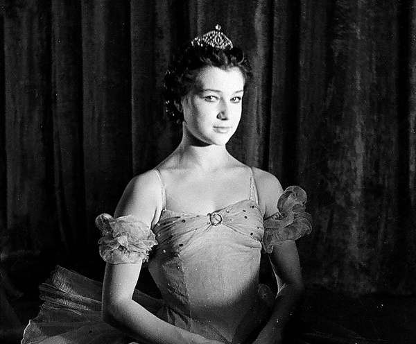 Иллюстрация к книге — Жизнь в балете. Семейные хроники Плисецких и Мессереров [i_046.jpg]