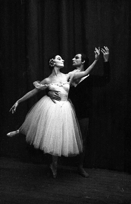 Иллюстрация к книге — Жизнь в балете. Семейные хроники Плисецких и Мессереров [i_051.jpg]