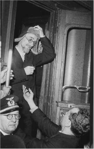 Иллюстрация к книге — "Шпионы Ватикана..." О трагическом пути священников-миссионеров. Воспоминания Пьетро Леони, обзор материалов следственных дел [i_026.jpg]