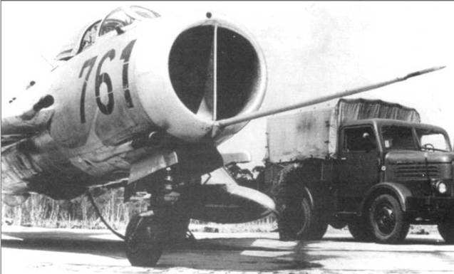 Иллюстрация к книге — МиГ-19 [pic_42.jpg]