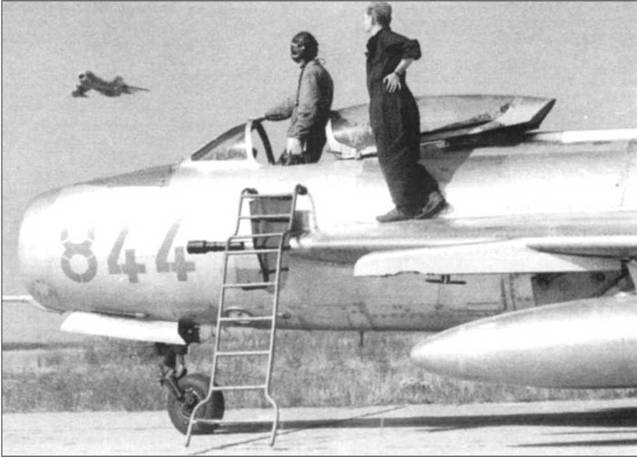 Иллюстрация к книге — МиГ-19 [pic_46.jpg]