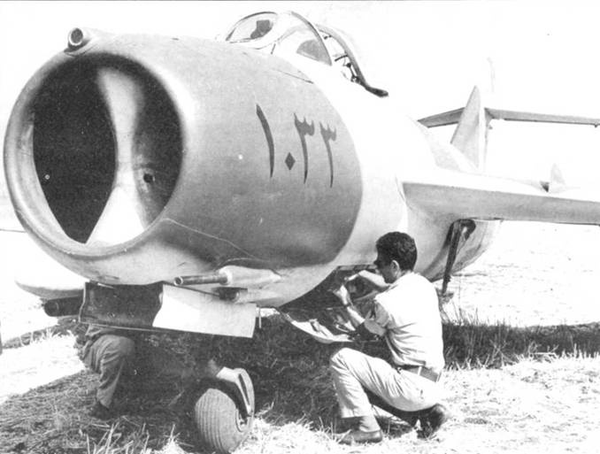 Иллюстрация к книге — МиГ-17 [pic_126.jpg]