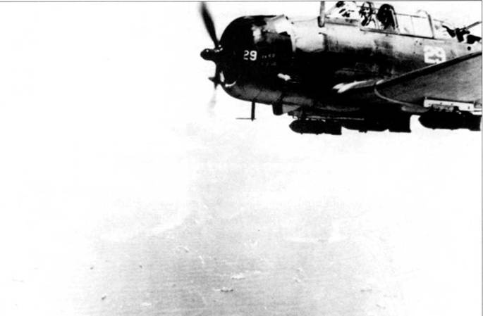 Иллюстрация к книге — SBD «Dauntless» [pic_170.jpg]