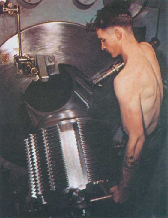 Иллюстрация к книге — Плавучие крепости [w0048_1.jpg]