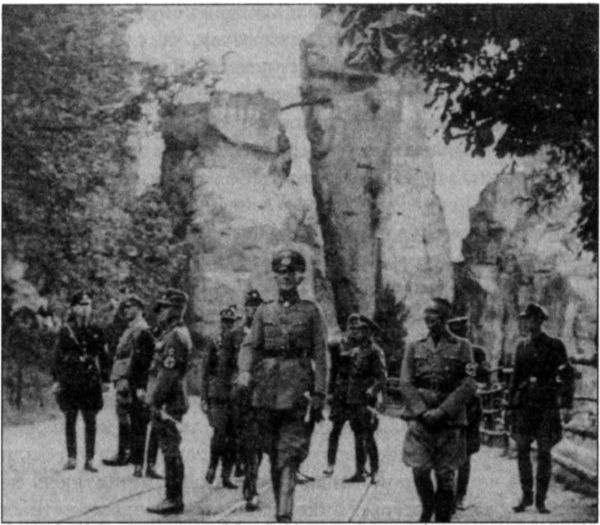 Иллюстрация к книге — Стоунхендж Третьего рейха [i_100.jpg]