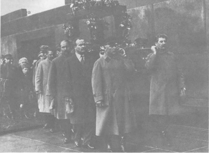 Иллюстрация к книге — Террор и демократия в эпоху Сталина. Социальная динамика репрессий [i_004.jpg]