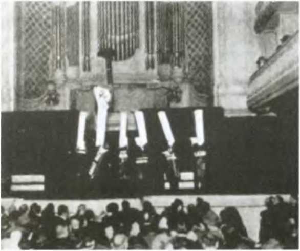 Иллюстрация к книге — Повседневная жизнь сюрреалистов. 1917-1932 [i_039.jpg]