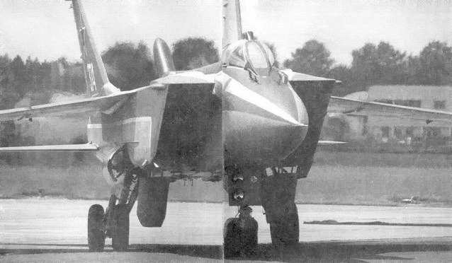 Иллюстрация к книге — МиГ-31. Страж российского неба [pic_24.jpg]