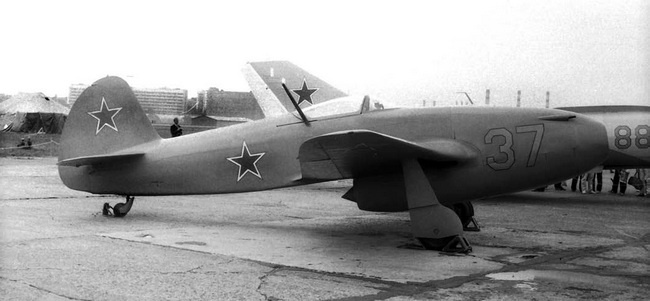 Иллюстрация к книге — Реактивные первенцы СССР - МиГ-9, Як-15, Су-9, Ла-150, Ту-12, Ил-22 [i_030.jpg]