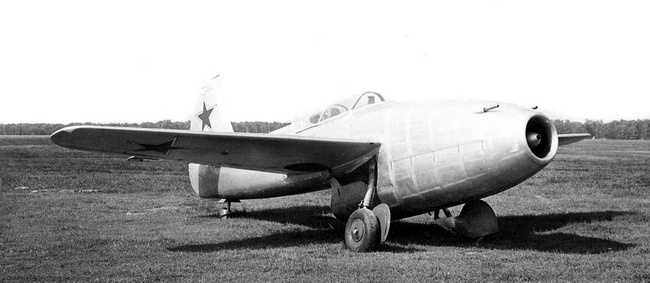 Иллюстрация к книге — Реактивные первенцы СССР - МиГ-9, Як-15, Су-9, Ла-150, Ту-12, Ил-22 [i_038.jpg]