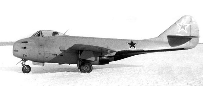 Иллюстрация к книге — Реактивные первенцы СССР - МиГ-9, Як-15, Су-9, Ла-150, Ту-12, Ил-22 [i_062.jpg]