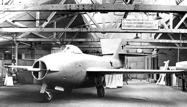 Иллюстрация к книге — Реактивные первенцы СССР - МиГ-9, Як-15, Су-9, Ла-150, Ту-12, Ил-22 [i_064.jpg]