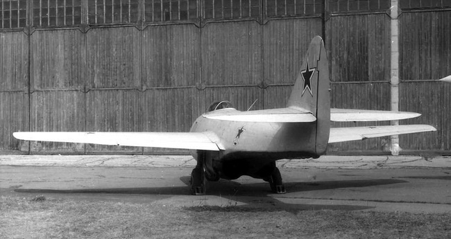 Иллюстрация к книге — Реактивные первенцы СССР - МиГ-9, Як-15, Су-9, Ла-150, Ту-12, Ил-22 [i_070.jpg]