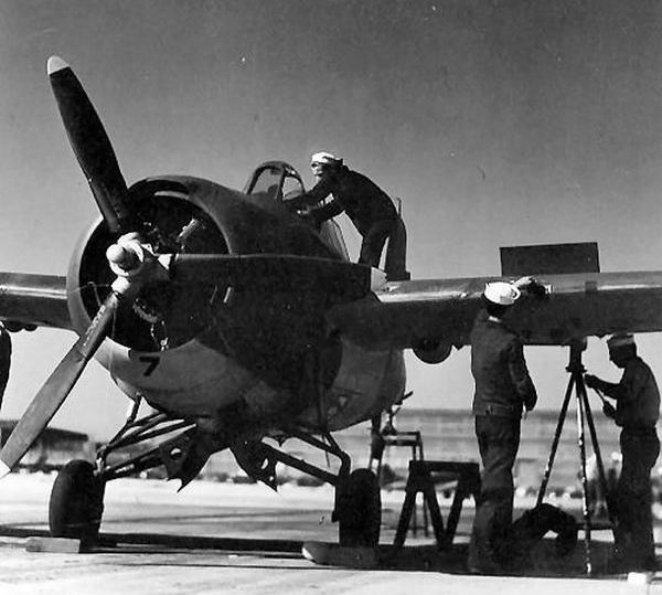 Иллюстрация к книге — Палубный истребитель Грумман F4F «Уайлдкэт» [i_073.jpg]