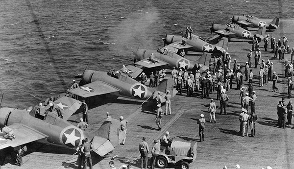 Иллюстрация к книге — Палубный истребитель Грумман F4F «Уайлдкэт» [i_088.jpg]