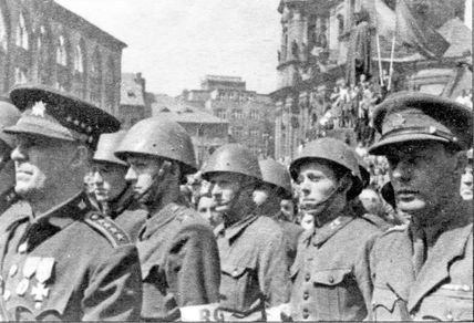 Иллюстрация к книге — У стен Берлина [i_039.jpg]