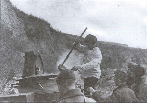 Иллюстрация к книге — Рубежи славы [i_016.jpg]