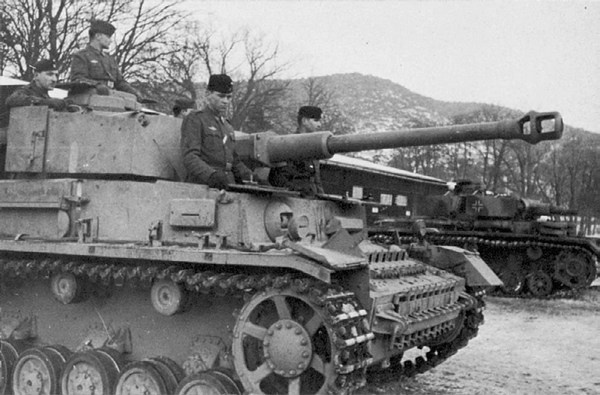 Иллюстрация к книге — Средний танк PZ.IV. «Рабочая лошадка» Панцерваффе [i_039.jpg]