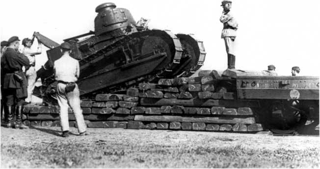 Иллюстрация к книге — Танки в Гражданской войне [i_125.jpg]