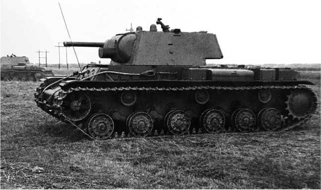 Иллюстрация к книге — Советский тяжелый танк КВ-1. Первые танки Победы [i_004.jpg]