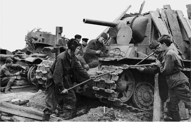 Иллюстрация к книге — Советский тяжелый танк КВ-1. Первые танки Победы [i_006.jpg]