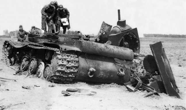 Иллюстрация к книге — Советский тяжелый танк КВ-1. Первые танки Победы [i_017.jpg]