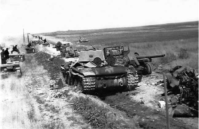 Иллюстрация к книге — Советский тяжелый танк КВ-1. Первые танки Победы [i_026.jpg]