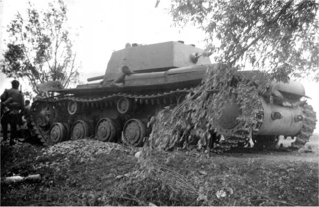 Иллюстрация к книге — Советский тяжелый танк КВ-1. Первые танки Победы [i_032.jpg]
