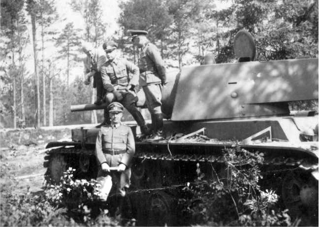 Иллюстрация к книге — Советский тяжелый танк КВ-1. Первые танки Победы [i_034.jpg]