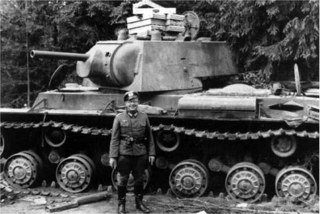 Иллюстрация к книге — Советский тяжелый танк КВ-1. Первые танки Победы [i_036.jpg]