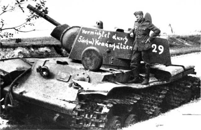 Иллюстрация к книге — Советский тяжелый танк КВ-1. Первые танки Победы [i_039.jpg]