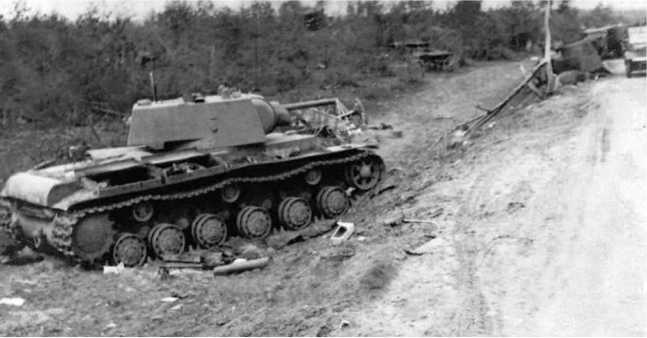 Иллюстрация к книге — Советский тяжелый танк КВ-1. Первые танки Победы [i_042.jpg]