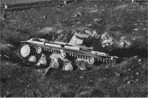 Иллюстрация к книге — Советский тяжелый танк КВ-1. Первые танки Победы [i_043.jpg]