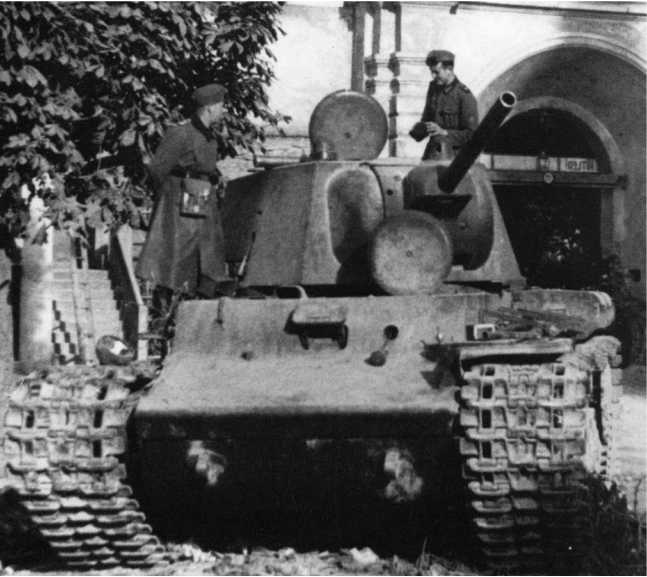 Иллюстрация к книге — Советский тяжелый танк КВ-1. Первые танки Победы [i_044.jpg]