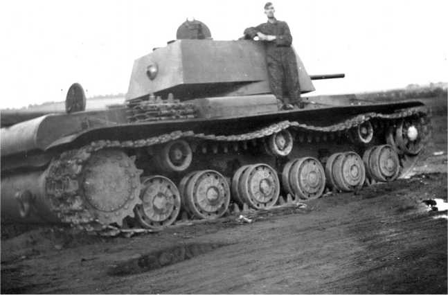 Иллюстрация к книге — Советский тяжелый танк КВ-1. Первые танки Победы [i_056.jpg]