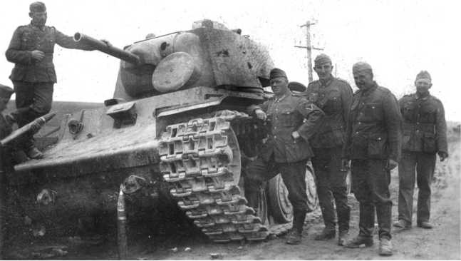 Иллюстрация к книге — Советский тяжелый танк КВ-1. Первые танки Победы [i_057.jpg]