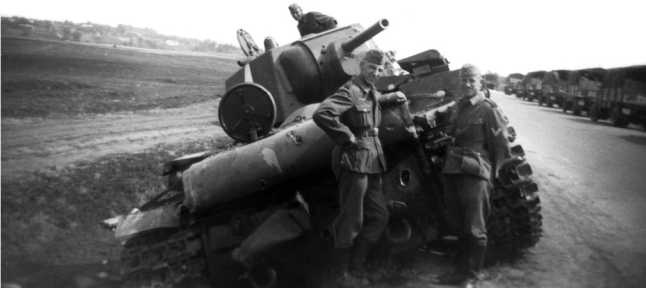 Иллюстрация к книге — Советский тяжелый танк КВ-1. Первые танки Победы [i_060.jpg]