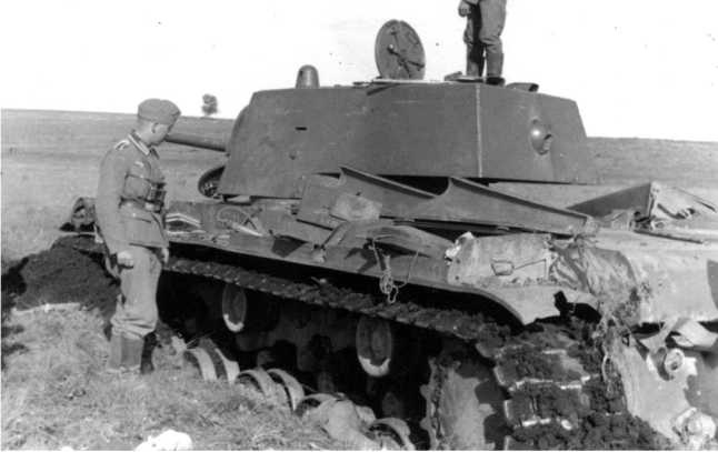 Иллюстрация к книге — Советский тяжелый танк КВ-1. Первые танки Победы [i_061.jpg]