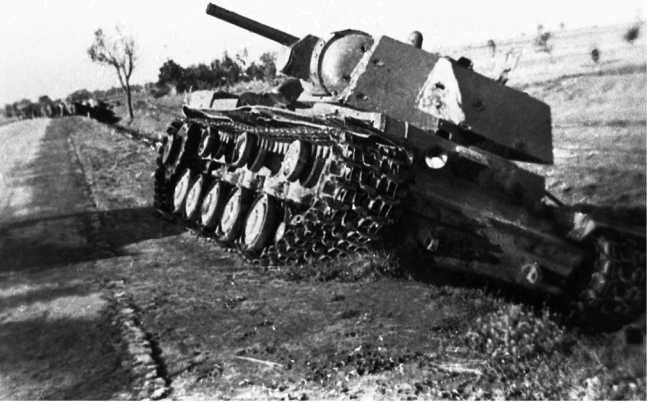 Иллюстрация к книге — Советский тяжелый танк КВ-1. Первые танки Победы [i_062.jpg]