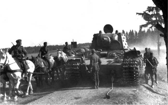 Иллюстрация к книге — Советский тяжелый танк КВ-1. Первые танки Победы [i_063.jpg]