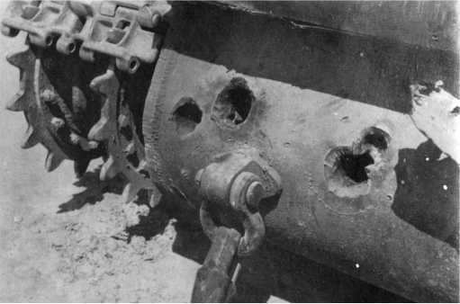 Иллюстрация к книге — Советский тяжелый танк КВ-1. Первые танки Победы [i_072.jpg]