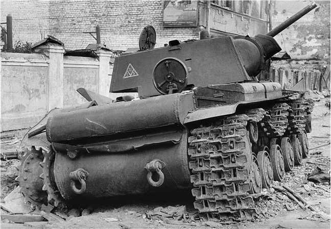 Иллюстрация к книге — Советский тяжелый танк КВ-1. Первые танки Победы [i_078.jpg]