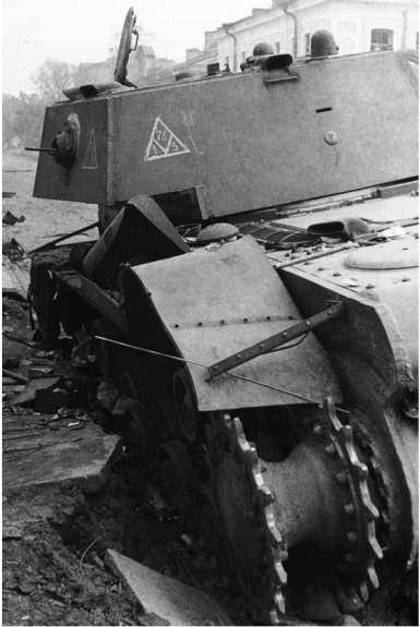 Иллюстрация к книге — Советский тяжелый танк КВ-1. Первые танки Победы [i_079.jpg]