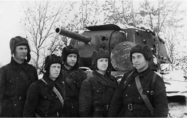 Иллюстрация к книге — Советский тяжелый танк КВ-1. Первые танки Победы [i_082.jpg]