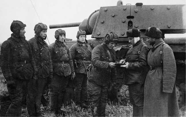 Иллюстрация к книге — Советский тяжелый танк КВ-1. Первые танки Победы [i_088.jpg]