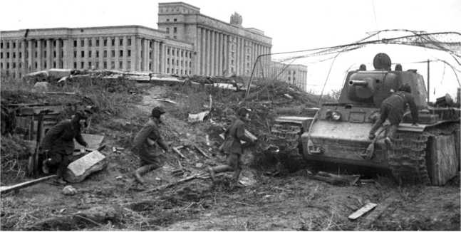 Иллюстрация к книге — Советский тяжелый танк КВ-1. Первые танки Победы [i_091.jpg]